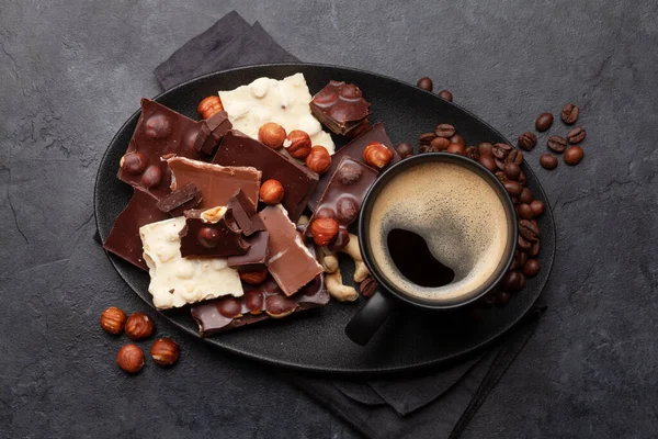 Verschiedene Schokoladenstücke Kaffee Und Nüsse Auf Einem Steintisch Draufsicht Flach — Stockfoto