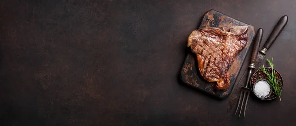 Gegrilde Bone Biefstuk Stenen Tafel Bovenaanzicht Met Kopieerruimte Vlakke Plaat — Stockfoto