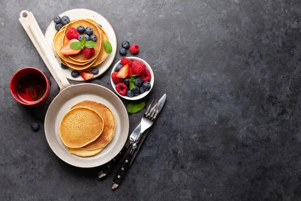 Heerlijke Zelfgemaakte Pannenkoeken Met Zomerbessen Thee Als Ontbijt Bovenaanzicht Met — Stockfoto