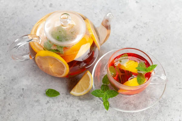 Παραδοσιακό Τσάι Φρούτων Τσαγιέρα Και Ποτήρι Λεμόνι Μούρα Και Μέντα — Φωτογραφία Αρχείου