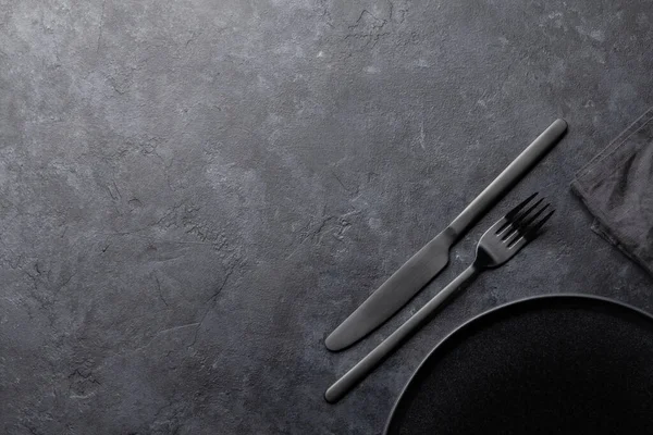 Boş Tabak Çatal Bıçak Havluyla Mutfak Masası Pişirme Taşı Arka — Stok fotoğraf