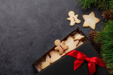 Noel tebrik kartı, köknar ağacı, hediye kutusu ve zencefilli kurabiye. Üst görünüm düzlüğü Xmas selamlamalarınız için boşluk ile yatar