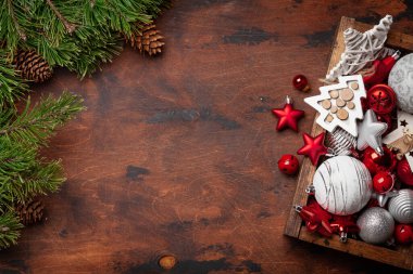 Noel tebrik kartı, köknar ağacı ahşap arka planda ahşap kutuda dekor ve Noel kutlamalarınız için yer kopyalama kartı. Üst görünüm düzlüğü