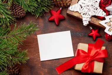 Noel tebrik kartı, köknar ağacı ahşap arka planda ahşap kutuda dekor ve Noel kutlamalarınız için yer kopyalama kartı. Üst görünüm düzlüğü
