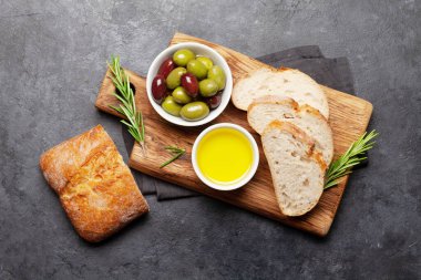 Olgun zeytin, zeytinyağı ve ciabatta ekmeği. Üst görünüm düzlüğü