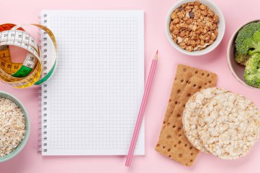 Sağlıklı yemek ve kilo kaybı konsepti. Diyet ve zindelik. Üst görünüm düzlüğü kopyalama alanı ile yatıyordu