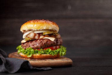 Büyük etli, peynirli, domatesli, pastırmalı ve marullu ev yapımı lezzetli hamburger. Kopyalama alanı ile
