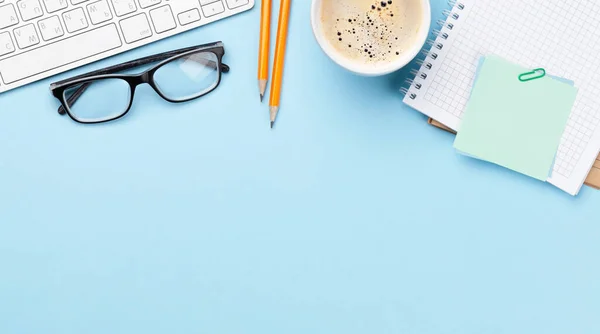 Escritorio Negocios Lugar Trabajo Objetos Oficina Sobre Fondo Azul Vista — Foto de Stock