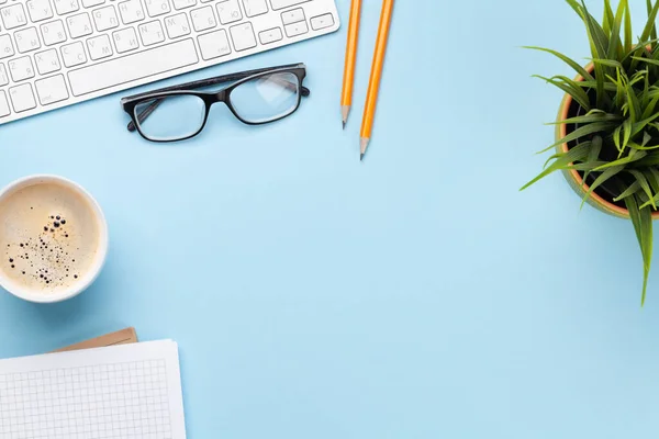 Escritório Negócios Local Trabalho Objetos Escritório Sobre Fundo Azul Visão — Fotografia de Stock