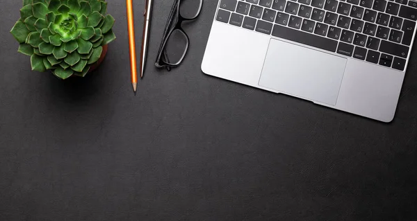 Business Desk Arbetsplats Och Kontorsobjekt Över Svart Läder Bakgrund Ovanifrån — Stockfoto