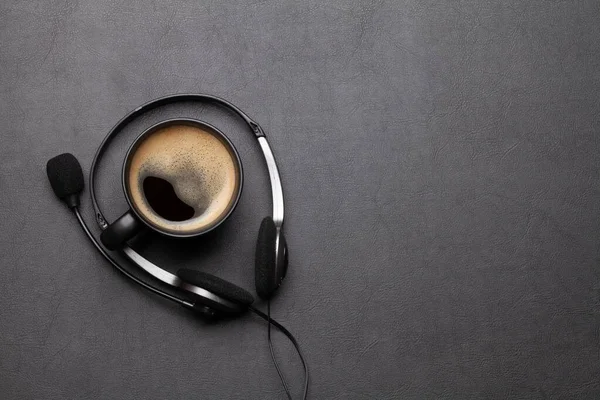 Mesa Escritório Com Fone Ouvido Xícara Café Escritório Remoto Trabalho — Fotografia de Stock