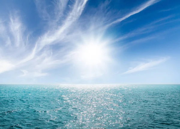 Verão Mar Tropical Com Ondas Cintilantes Céu Azul Ensolarado — Fotografia de Stock