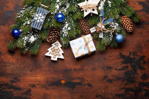 圣诞贺卡 带有冷杉树和木制背景装饰 并复制空间为你的圣诞祝福 顶视图平铺 — 图库照片