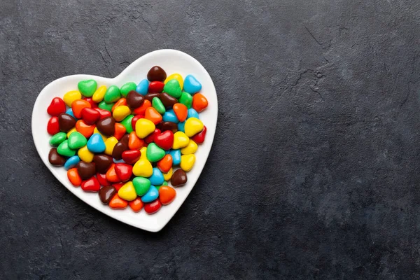 Kalp Şeklinde Şekerler Sevgililer Günü Kartı Tebrik Etmek Için Üstteki — Stok fotoğraf