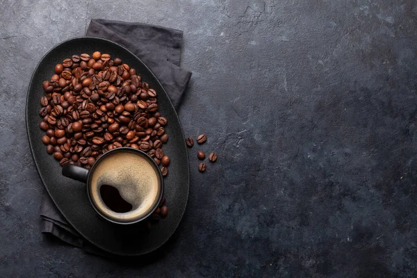 浓缩咖啡和烤豆子 带有复制空间的顶视图平面布局 — 图库照片