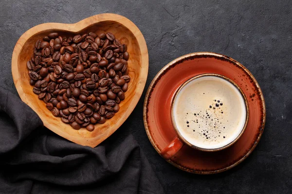 Granos Café Tostados Tazón Forma Corazón Una Taza Café Espresso —  Fotos de Stock