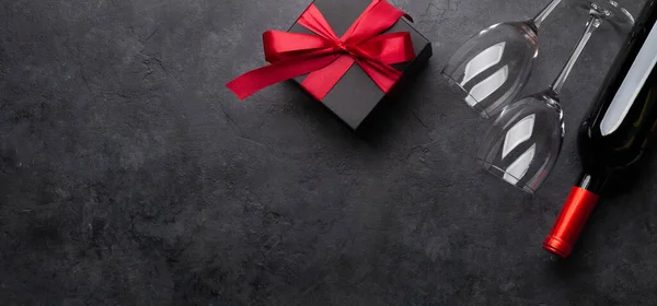 발렌티누스의 날이나 크리스마스 인사말 카드에 와인과 상자를 담는다 인사를 공간이 — 스톡 사진
