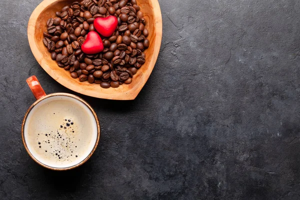 Herzförmige Bonbons Geröstete Bohnen Und Kaffeetasse Valentinstag Karte Draufsicht Flach — Stockfoto