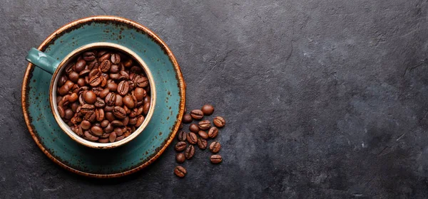 Tasse Café Avec Grains Café Torréfiés Sur Une Grande Table — Photo