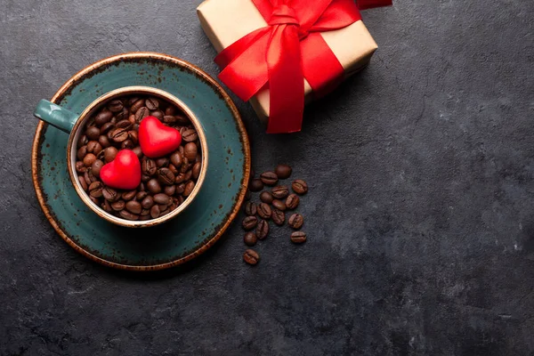 ハート型のキャンディー コーヒーカップ ギフトボックス バレンタインデーカード トップビューフラットレイアウトあなたの挨拶のためのスペース — ストック写真