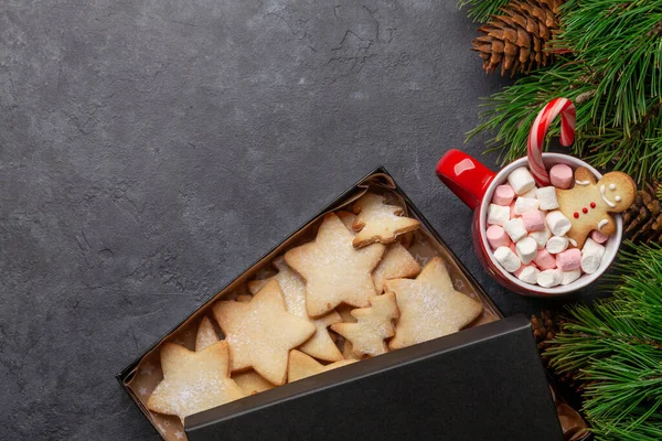 Weihnachtsgrußkarte Mit Tannenbaum Und Kakaotasse Mit Eibisch Zuckerrohr Und Lebkuchenmann — Stockfoto
