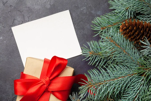 モミの木とギフトボックス付きのクリスマスグリーティングカード トップビューフラットレイあなたの夏の挨拶のためのスペース — ストック写真