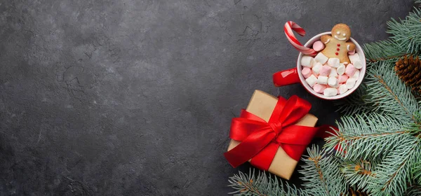 Weihnachtsgrußkarte Mit Tannenbaum Geschenkbox Und Kakaotasse Mit Marshmallow Zuckerrohr Und — Stockfoto
