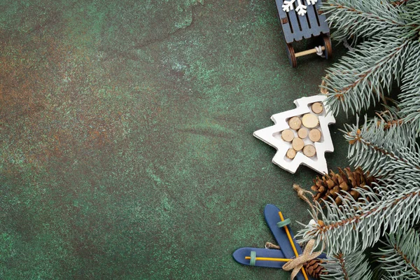 圣诞贺卡 带有冷杉树 装饰和松果的石头背景 复制空间为你的圣诞祝福 顶视图平铺 — 图库照片