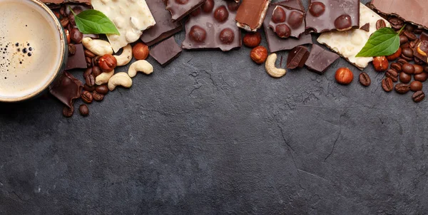 各种巧克力片 咖啡和坚果在石桌上 带有复制空间的顶视图平面布局 — 图库照片