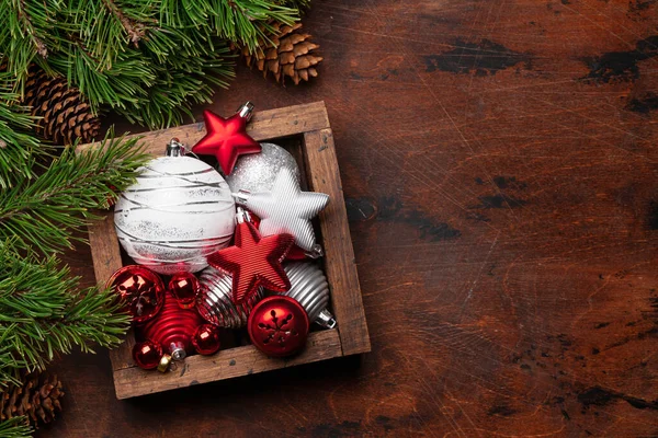 圣诞贺卡 有冷杉树和木箱装饰 背景为木制 并复制空间为你的圣诞祝福 顶视图平铺 — 图库照片