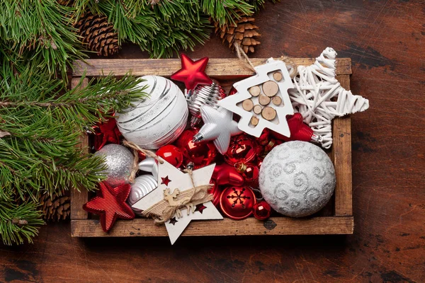 木製の背景に木製の箱にモミの木や装飾が施されたクリスマスグリーティングカード 最上階平面 — ストック写真
