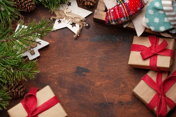 Χριστουγεννιάτικη Ευχετήρια Κάρτα Έλατο Και Διακόσμηση Ξύλινο Κουτί Και Κουτιά — Φωτογραφία Αρχείου