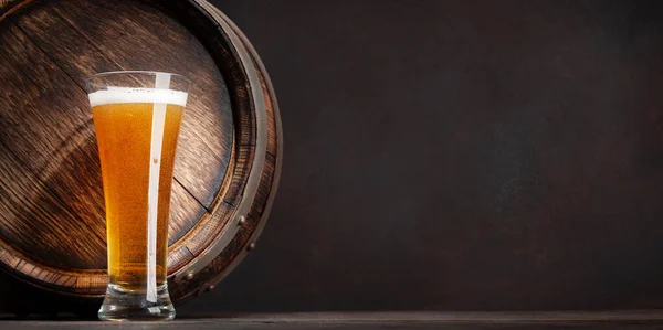 Een Glas Licht Bier Een Oud Houten Vat Met Kopieerruimte — Stockfoto