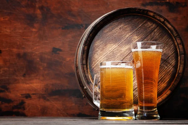 Becher Und Glas Helles Lagerbier Und Altes Holzfass Mit Kopierraum — Stockfoto