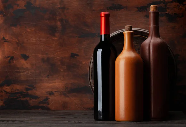 Weinflaschen Und Alte Holzfässer Mit Kopierraum — Stockfoto