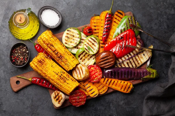 Gegrilltes Gemüse Mit Gewürzen Und Kräutern Auf Dem Schneidebrett Draufsicht — Stockfoto