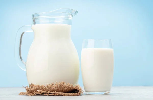 Leche Vaso Jarra Delante Fondo Azul Con Espacio Para Copiar — Foto de Stock