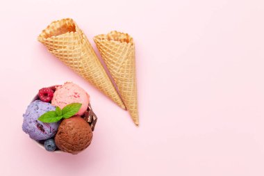 Meyveli, vanilyalı ve çikolatalı dondurma. Üst görünüm düzlüğü kopyalama alanı ile yatıyordu