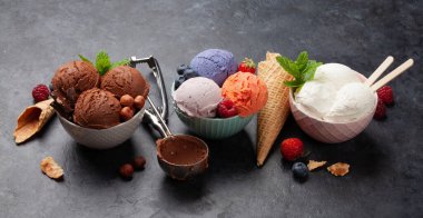 Meyveli, vanilyalı ve çikolatalı dondurma.