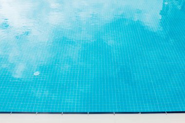 Tropik tatil köyünde güneşli bir yüzme havuzu. Kopya alanı olan yaz tatili kavramı