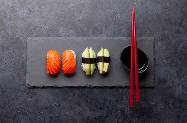 Japon suşisi taştan tabakta. Üst görünüm düzlüğü