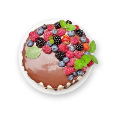 Çilekli çikolatalı kek. Beyaz arka planda izole edilmiş. Üst görünüm düzlüğü