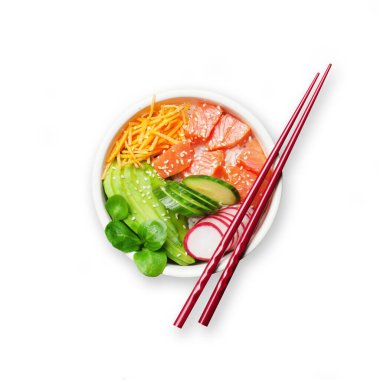 Somon ve sebzeli dürtme kasesi. Geleneksel Hawaii çiğ balık salatası. Beyaz arka planda izole edilmiş. Üst görünüm düzlüğü