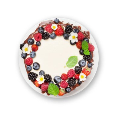 Çikolatalı pasta ya da çilekli cheesecake. Beyaz arka planda izole edilmiş. Üst görünüm düzlüğü