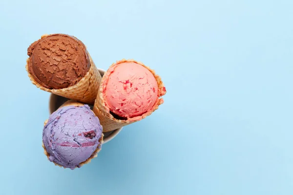 ベリー バニラ チョコレートアイスクリームサンデー コピースペース付きのトップビューフラットレイ — ストック写真