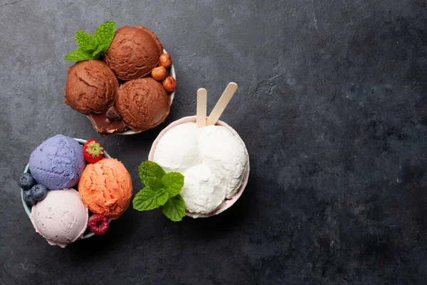 Meyveli Vanilyalı Çikolatalı Dondurma Üst Görünüm Düzlüğü Kopyalama Alanı Ile — Stok fotoğraf