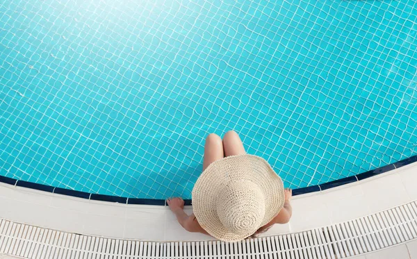 女性は夏休みにスイミングプールでリラックスします コピースペース付きのホット日当たりの良い休日のコンセプト 最上階平面 — ストック写真