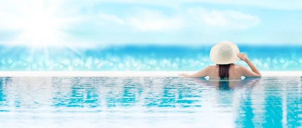 Femme Détendre Dans Piscine Face Mer Bokeh Vacances Été Chaud — Photo