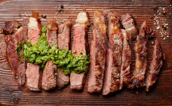 牛肉ステーキをソースでスライスしたもの まな板で 最上階平面 — ストック写真