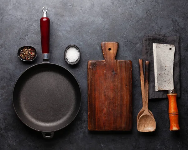 Τηγάνι Τηγανίσματος Σκεύη Και Υλικά Στο Τραπέζι Της Κουζίνας Πάνω — Φωτογραφία Αρχείου